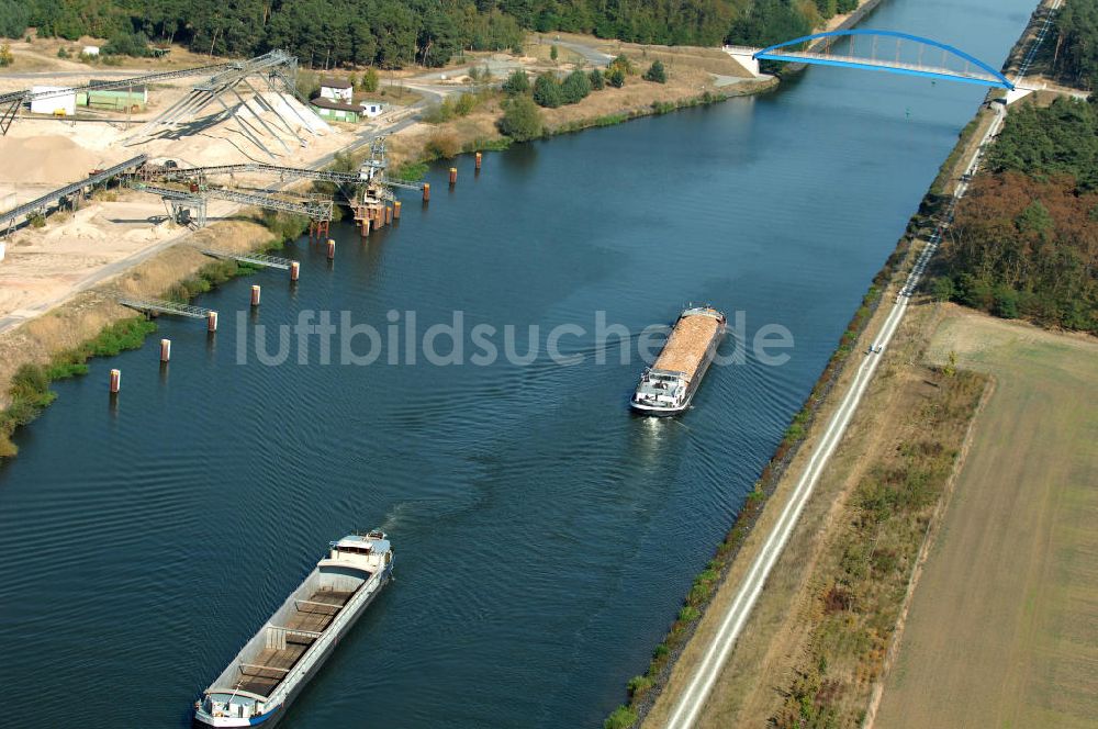 Niegripp von oben - Binnen- Schifsverkehr auf dem Elbe-Havel-Kanal bei Niegripp