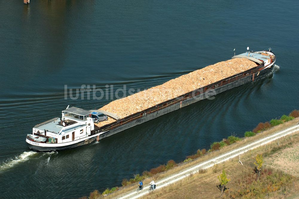 Niegripp aus der Vogelperspektive: Binnen- Schifsverkehr auf dem Elbe-Havel-Kanal bei Niegripp