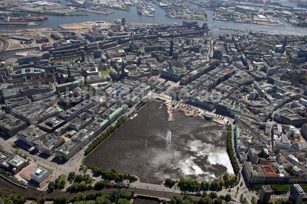 Luftaufnahme HAMBURG - Binnenalster in der Hamburger Altstadt