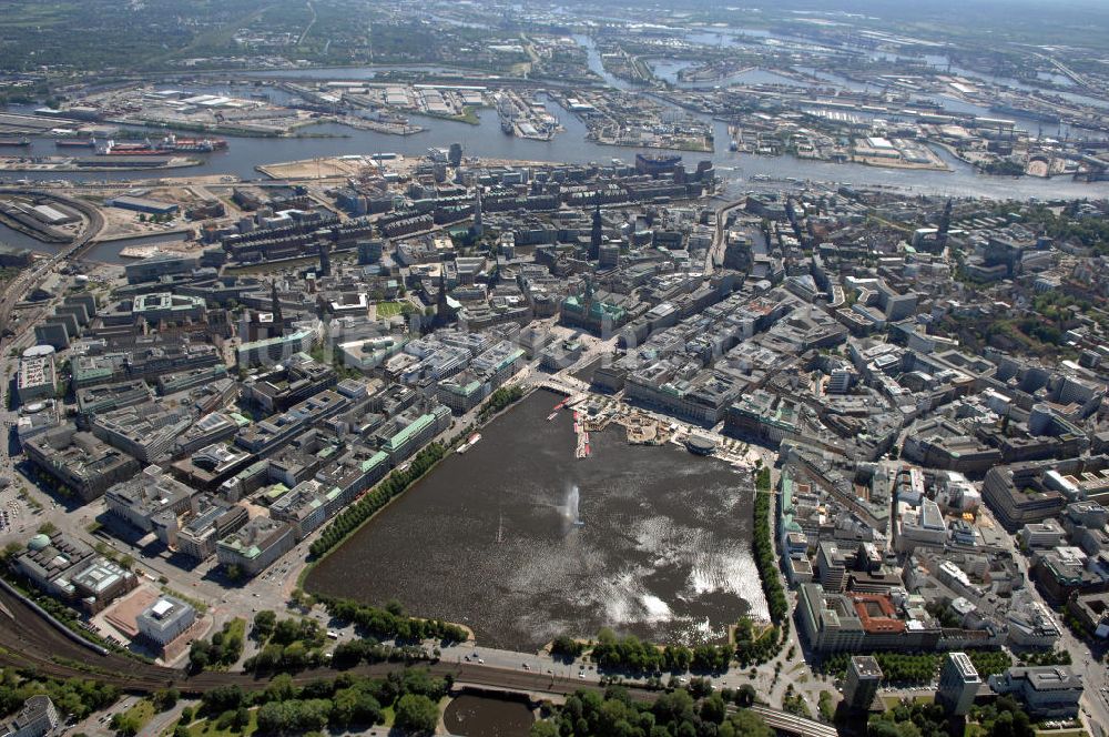 HAMBURG von oben - Binnenalster in der Hamburger Altstadt