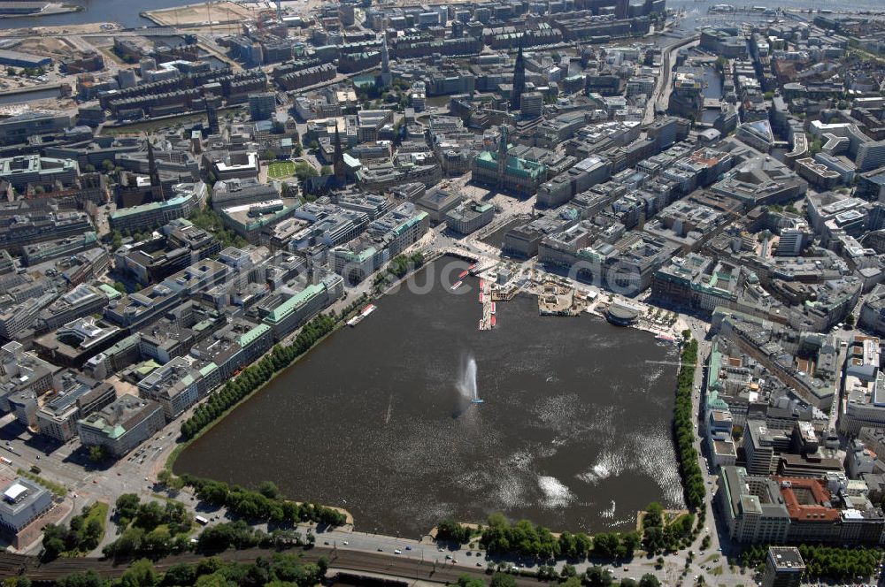 HAMBURG aus der Vogelperspektive: Binnenalster in der Hamburger Altstadt