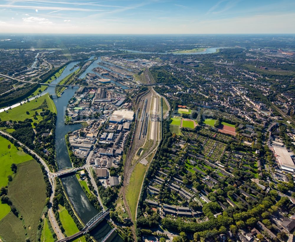 Luftbild Duisburg - Binnenhafen duisport am Ufer des Flusses Ruhr im Norden von Duisburg im Bundesland Nordrhein-Westfalen