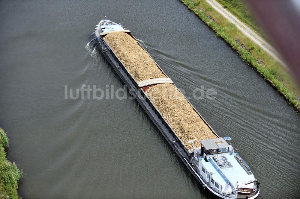 Luftbild Genthin - Binnenschiff im Güterverkehr auf dem Elbe-Havel-Kanal