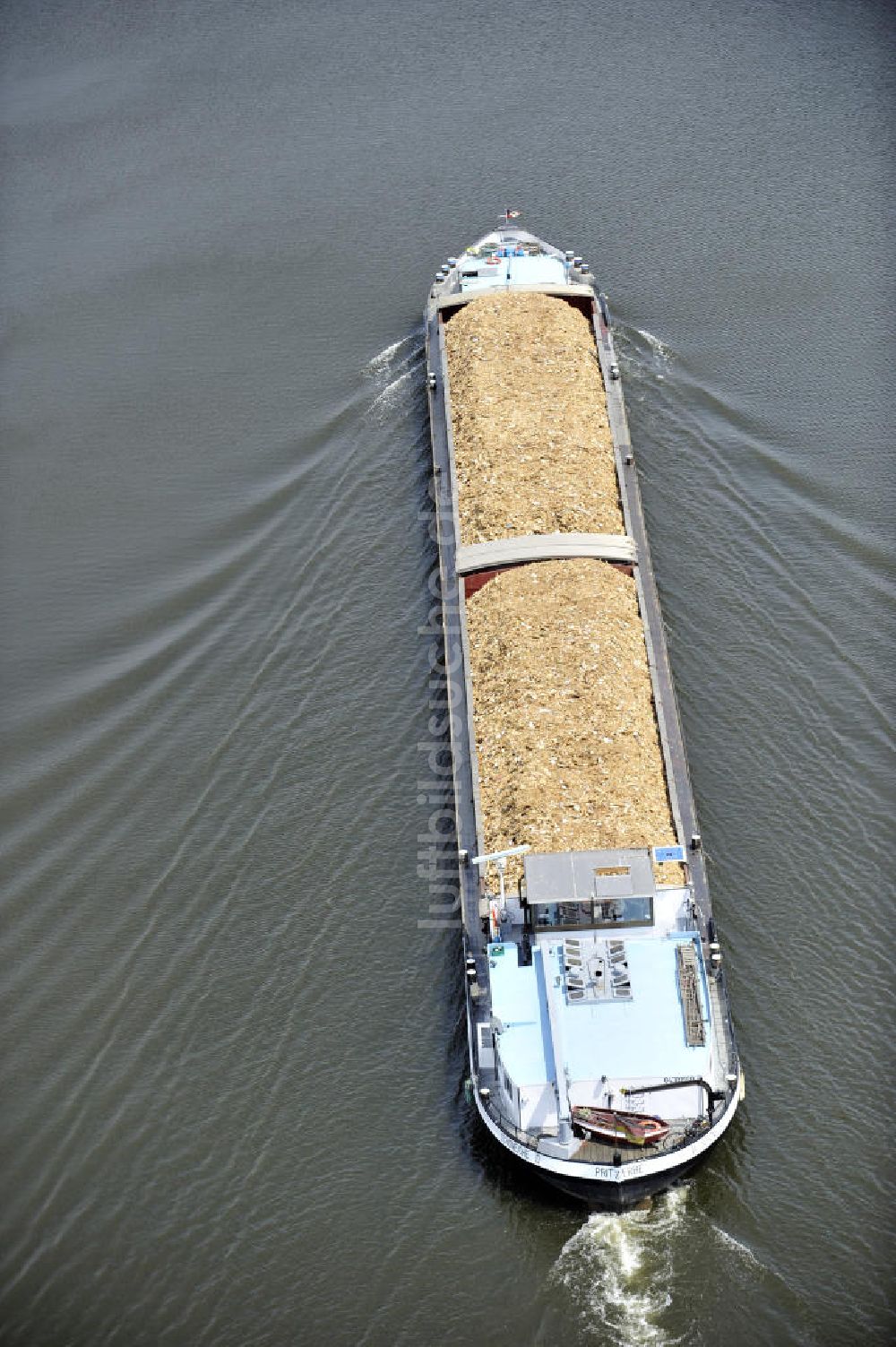 Luftaufnahme Genthin - Binnenschiff im Güterverkehr auf dem Elbe-Havel-Kanal