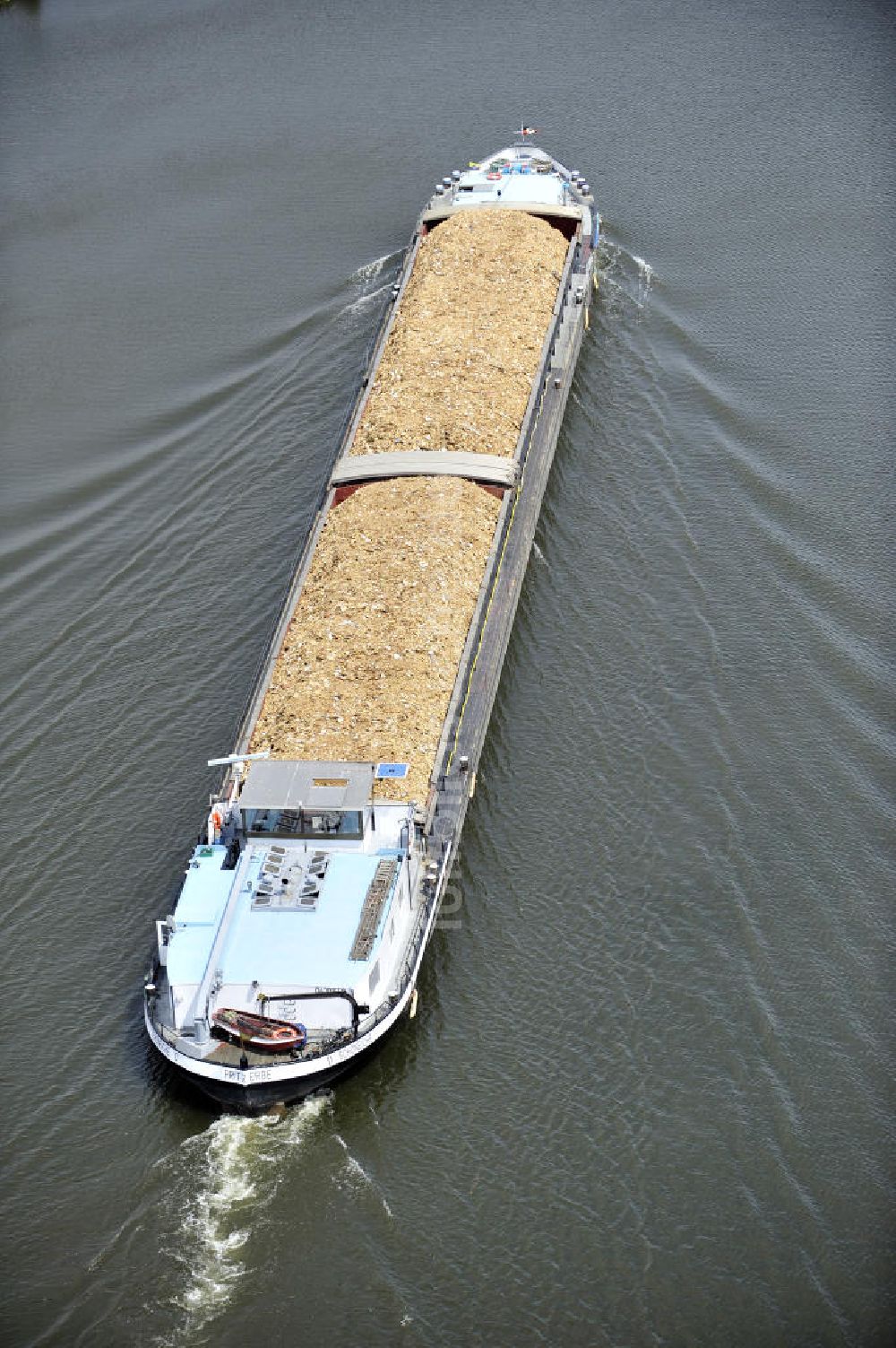 Genthin von oben - Binnenschiff im Güterverkehr auf dem Elbe-Havel-Kanal