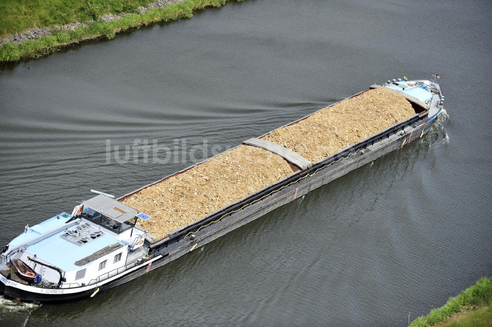 Genthin aus der Vogelperspektive: Binnenschiff im Güterverkehr auf dem Elbe-Havel-Kanal