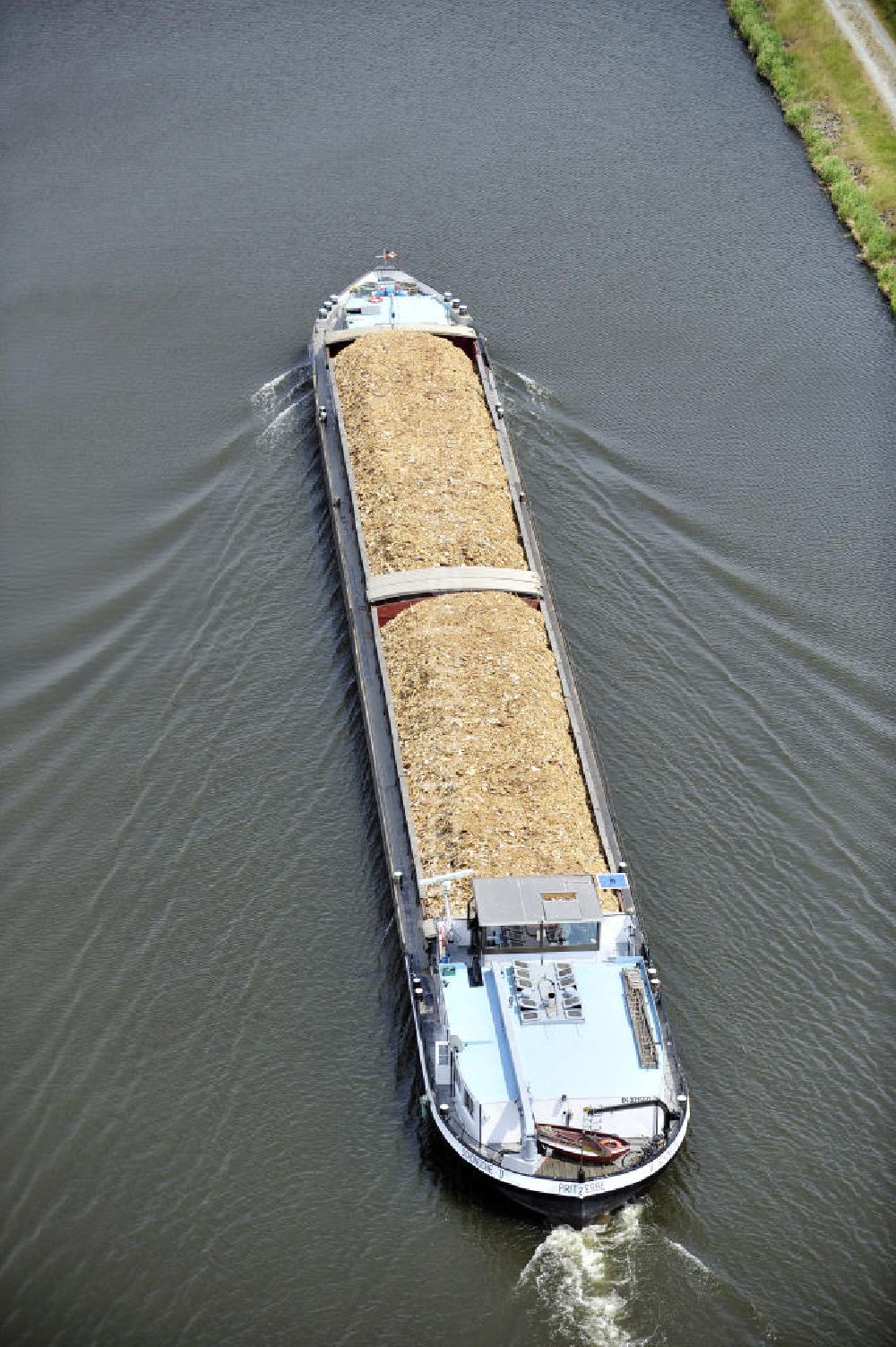 Luftbild Genthin - Binnenschiff im Güterverkehr auf dem Elbe-Havel-Kanal