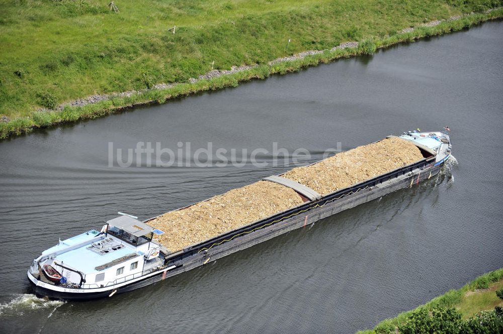 Luftaufnahme Genthin - Binnenschiff im Güterverkehr auf dem Elbe-Havel-Kanal