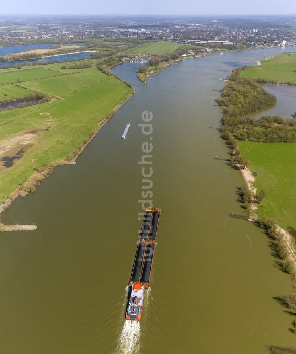 Wesel aus der Vogelperspektive: Binnenschiff auf dem Rhein in Wesel im Bundesland Nordrhein-Westfalen