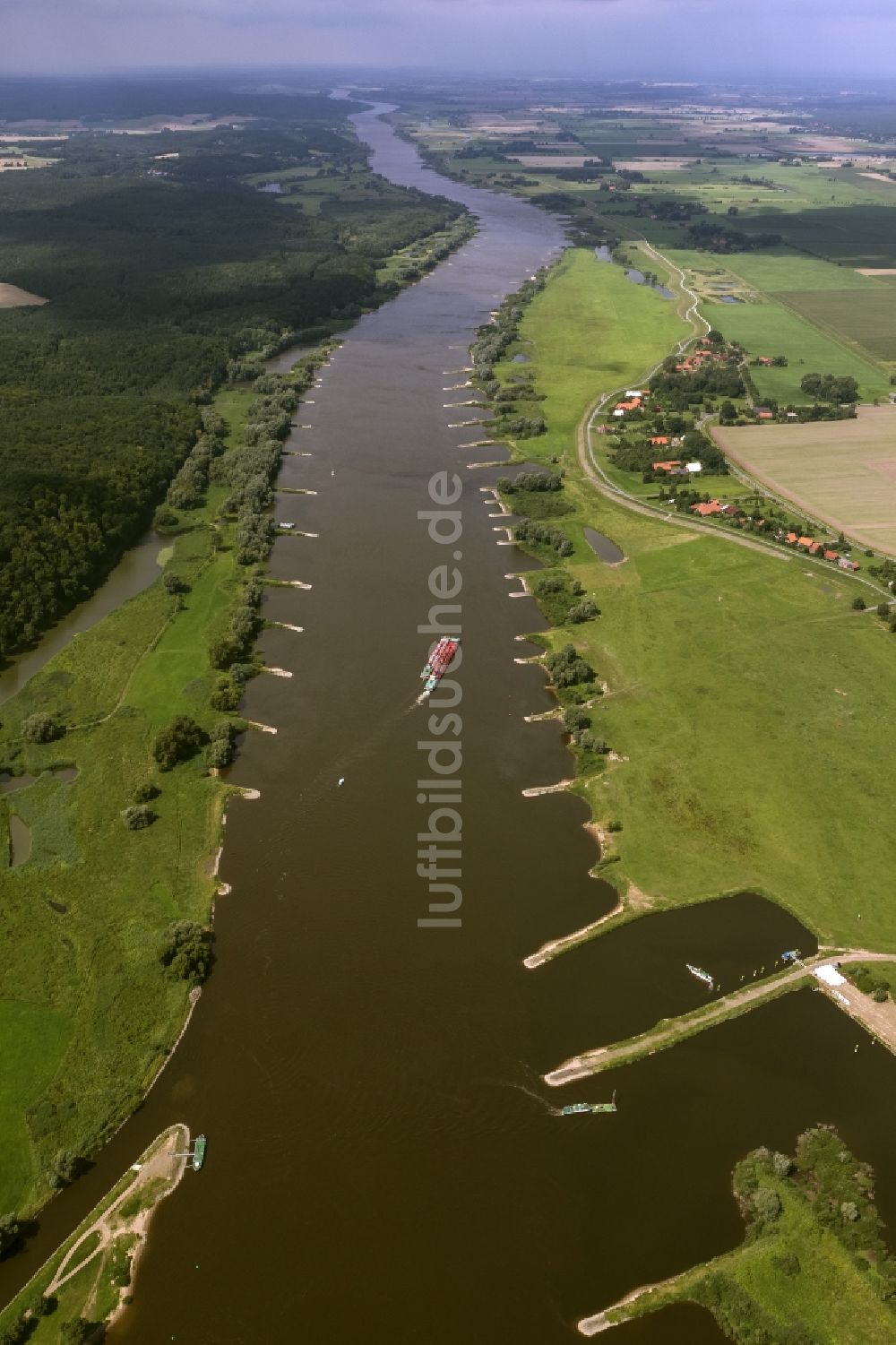 Luftaufnahme Hitzacker - Binnenschiffahrt auf der Elbe bei Hitzacker im Bundesland Niedersachsen