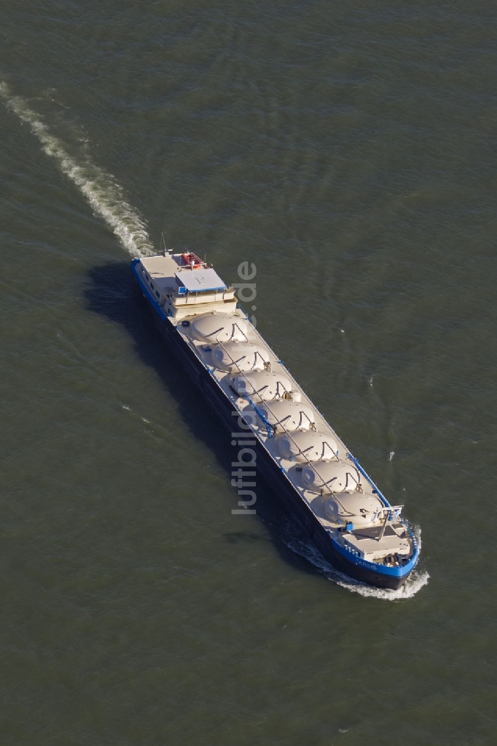 Luftbild Duisburg - Binnenschiffahrt auf dem Rhein mit einem Gastanker / Gastankschiff / Frachtschiff bei Duisburg im Ruhrgebiet im Bundesland Nordrhein-Westfalen