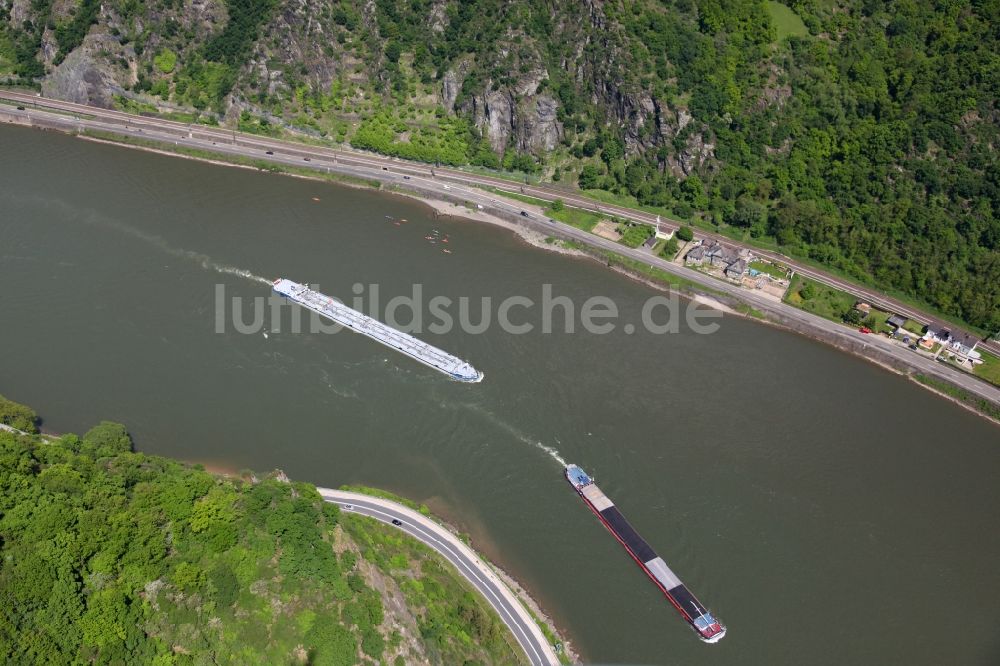 Luftaufnahme Urbar - Binnenschiffahrt auf dem Rhein in Urbar im Bundesland Rheinland-Pfalz