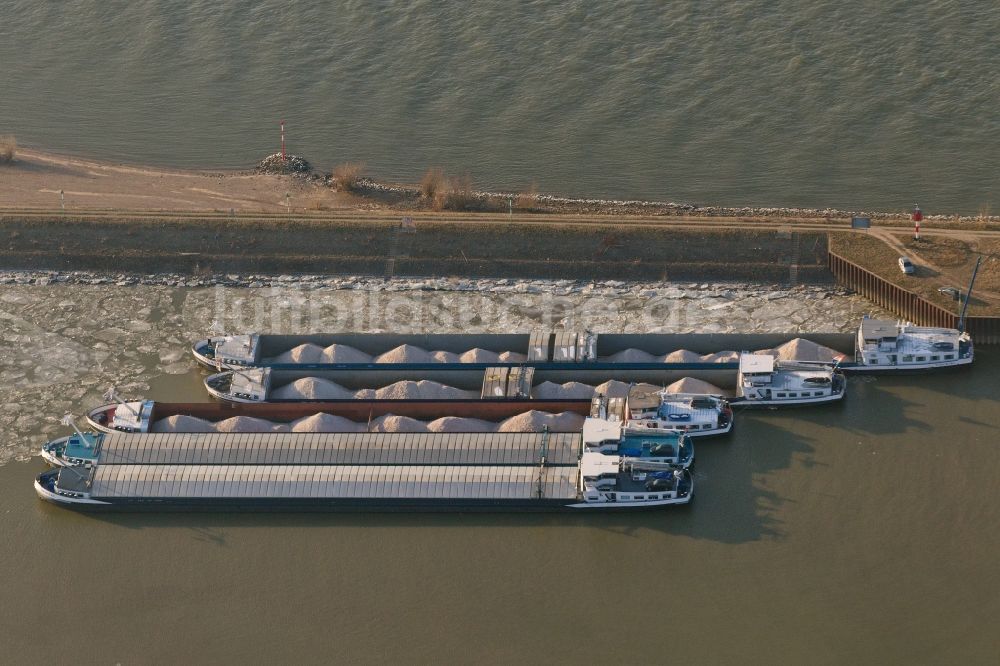 Voerde (Niederrhein) von oben - Binnenschiffe mit Schüttgütertransport am vereisten Ufer des Wesel-Datteln-Kanal in Voerde (Niederrhein) im Bundesland Nordrhein-Westfalen