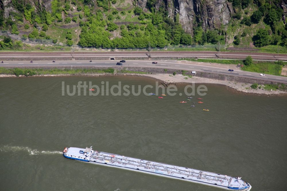 Luftaufnahme Urbar - Binnenschifffahrt auf dem Rhein in Urbar im Bundesland Rheinland-Pfalz