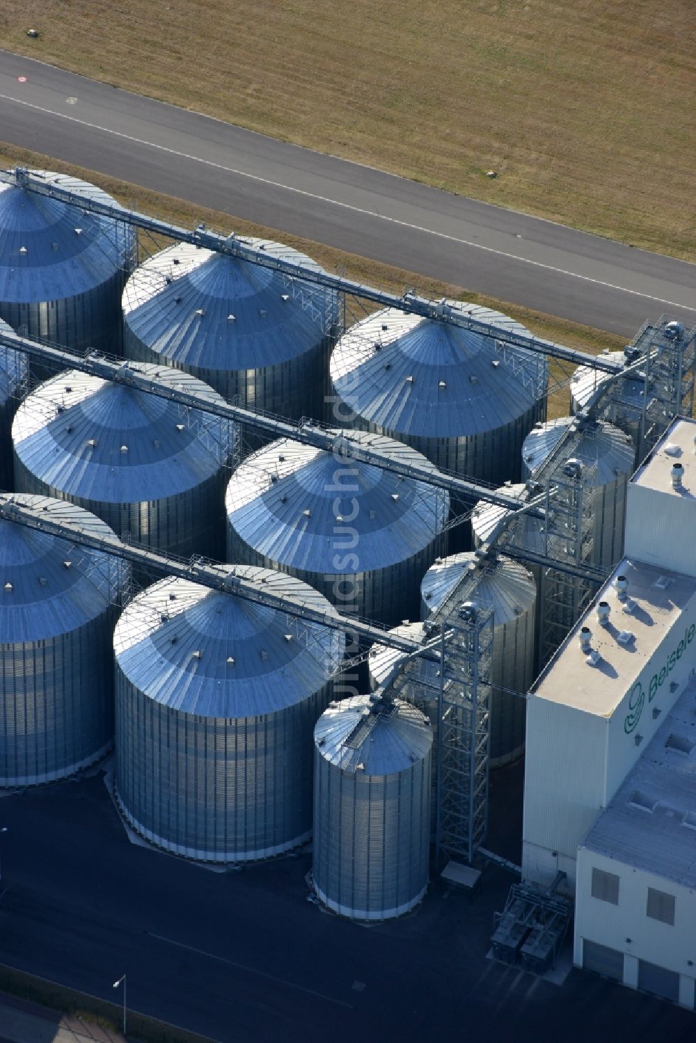 Magdeburg von oben - Bio- Diesel Speicher- Tankanlage in Magdeburg im Bundesland Sachsen-Anhalt