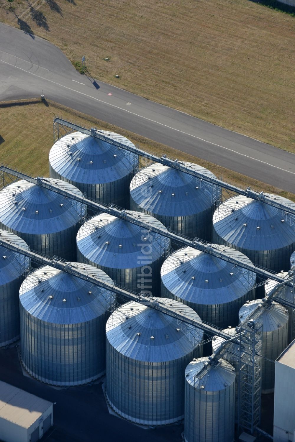 Magdeburg aus der Vogelperspektive: Bio- Diesel Speicher- Tankanlage in Magdeburg im Bundesland Sachsen-Anhalt