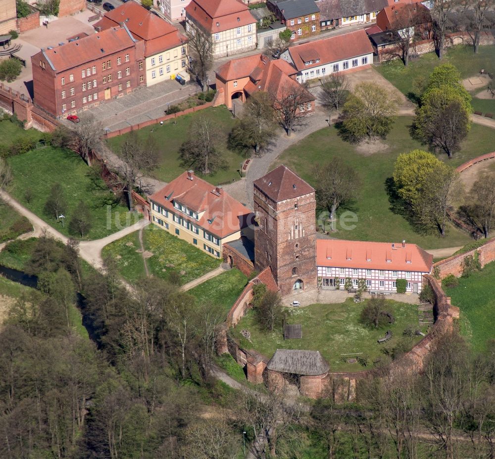 Wittstock von oben - Bischofsburg mit Ostprignitz - Museum an den Resten der alten Stadtmauer am historischen Stadtkern von Wittstock im Bundesland Brandenburg