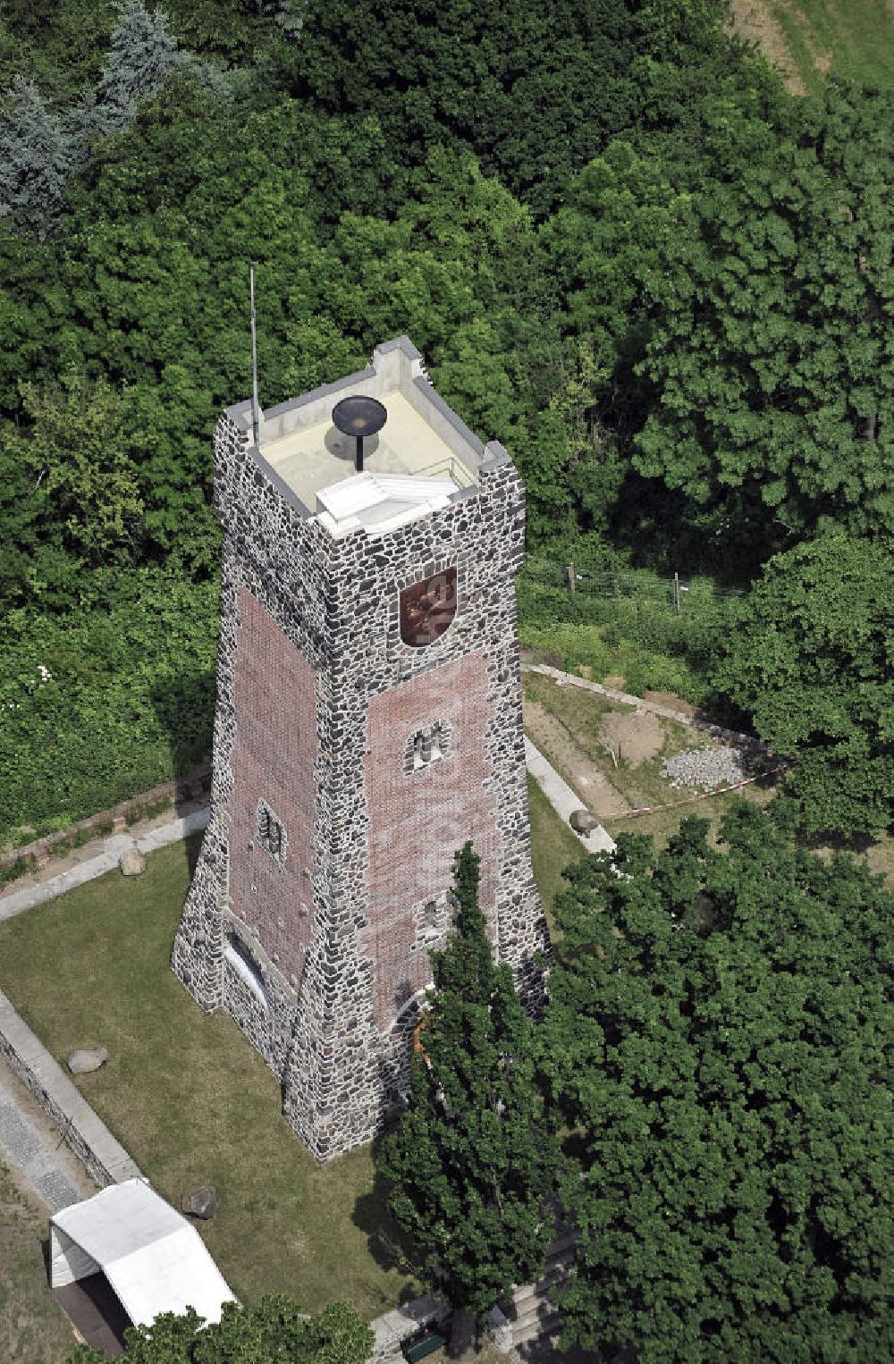 Burg aus der Vogelperspektive: Bismarck-Turm Burg