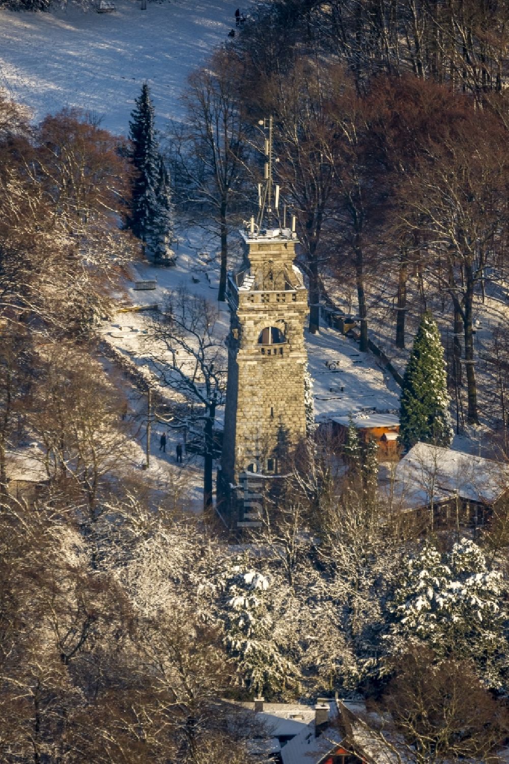 Velbert von oben - Bismarckturm auf dem schneebedeckten Hordtberg im Stadtteil Langenberg in Velbert im Bundesland Nordrhein-Westfalen