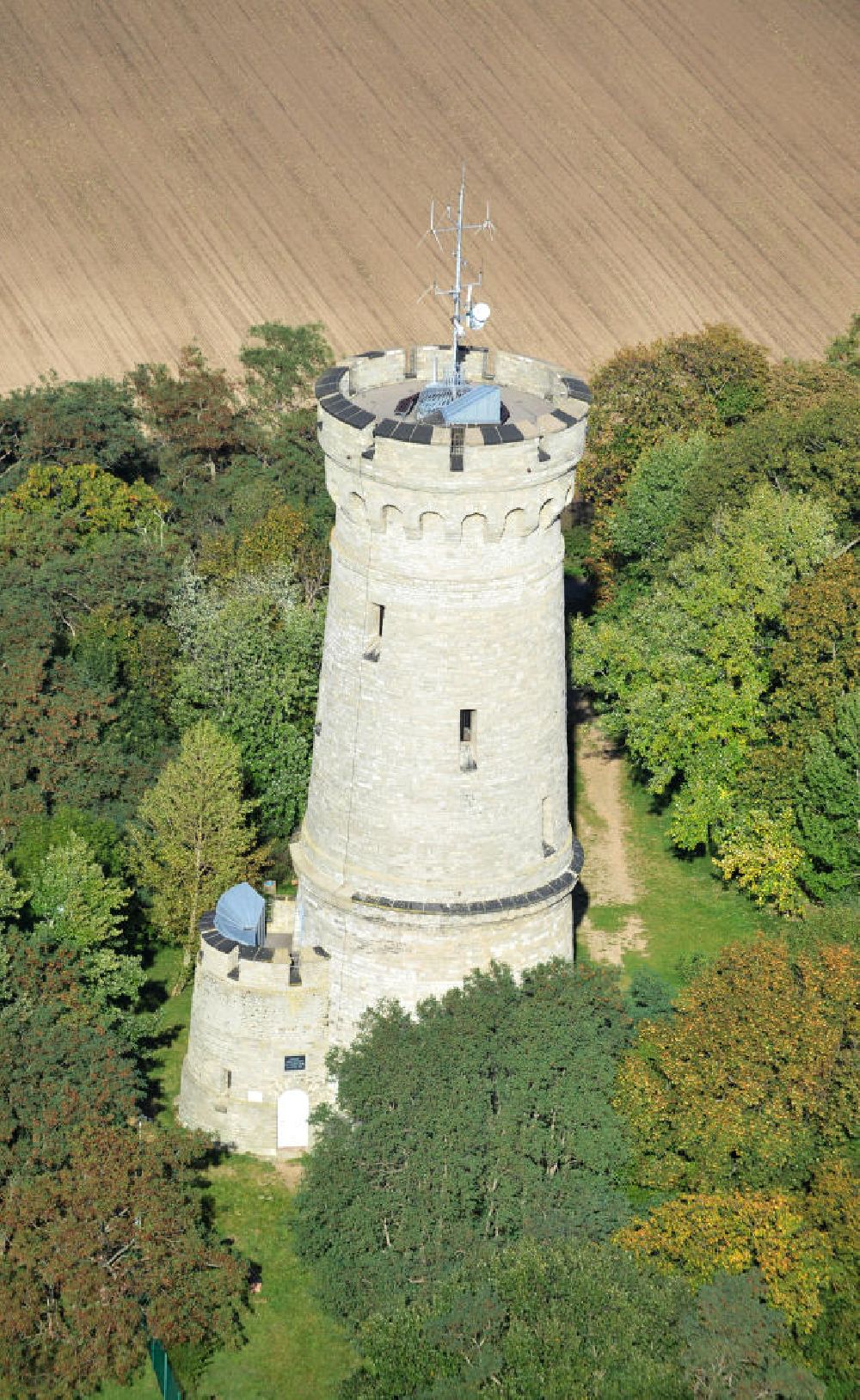 Calbe von oben - Bismarckturm auf dem Wartenberg bei Calbe in Sachsen-Anhalt