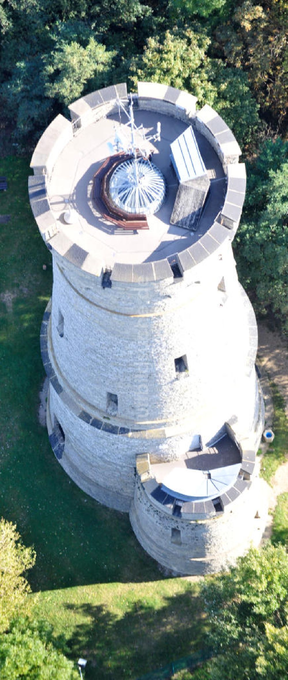 Calbe von oben - Bismarckturm auf dem Wartenberg bei Calbe in Sachsen-Anhalt