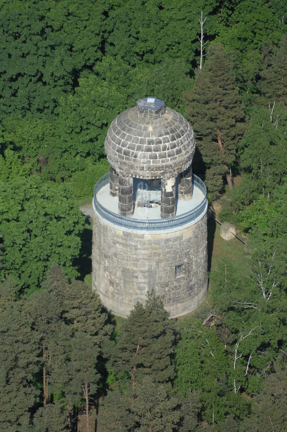 HALBERSTADT von oben - Bismarkturm im Landschaftsschutzpark Spiegelsberge in Halberstadt