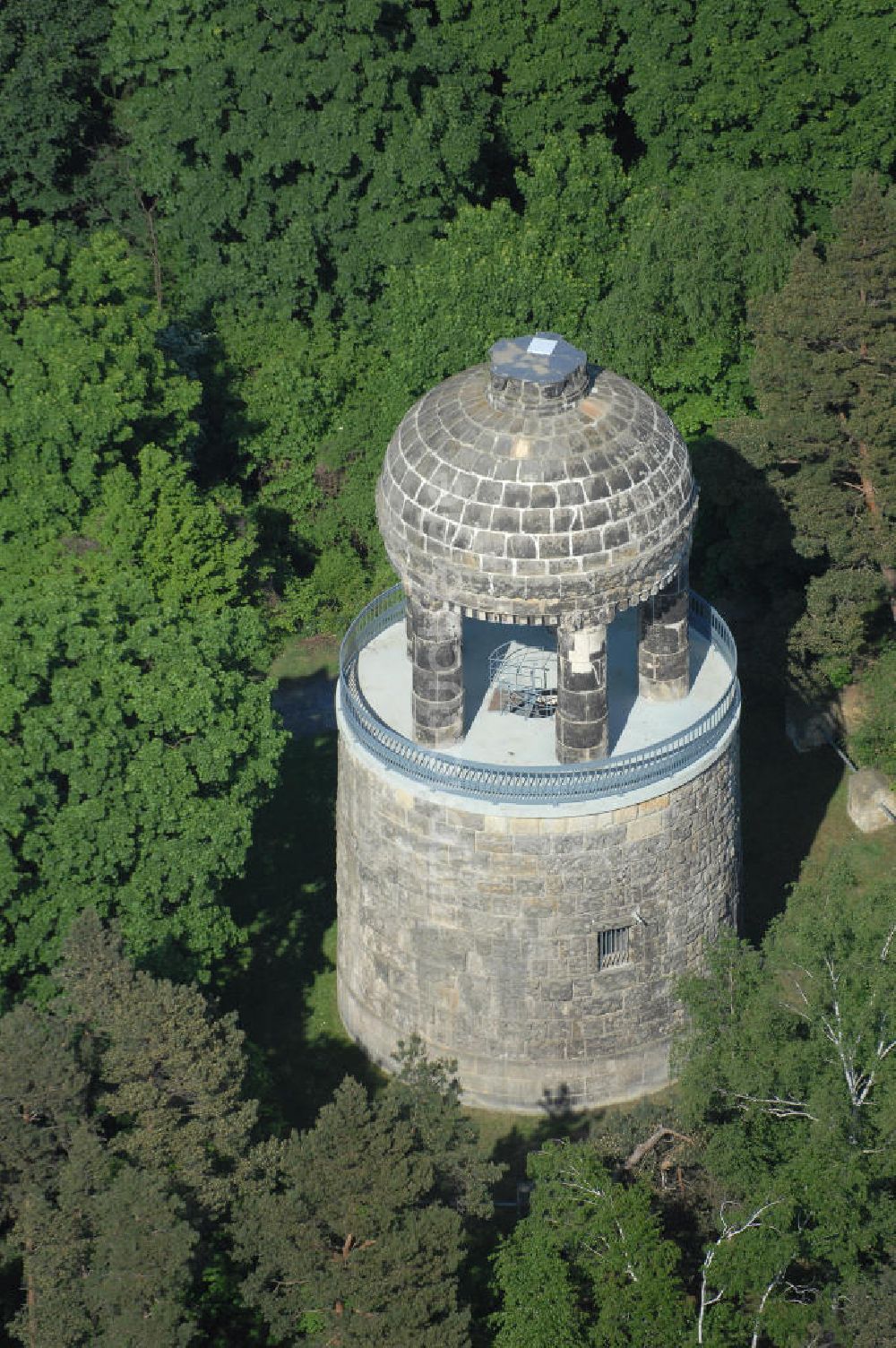 Luftaufnahme HALBERSTADT - Bismarkturm im Landschaftsschutzpark Spiegelsberge in Halberstadt