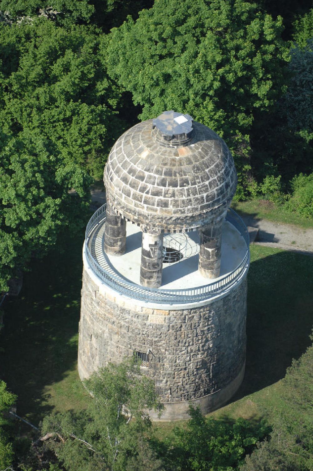 HALBERSTADT aus der Vogelperspektive: Bismarkturm im Landschaftsschutzpark Spiegelsberge in Halberstadt