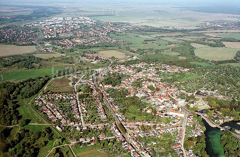 Luftaufnahme Bitterfeld/ Sachsen-Anhalt - Bitterfeld/ Sachsen-Anhalt 21.09.2003 Stadtzentrum Bitterfeld mit Blick auf das Industriegebiet