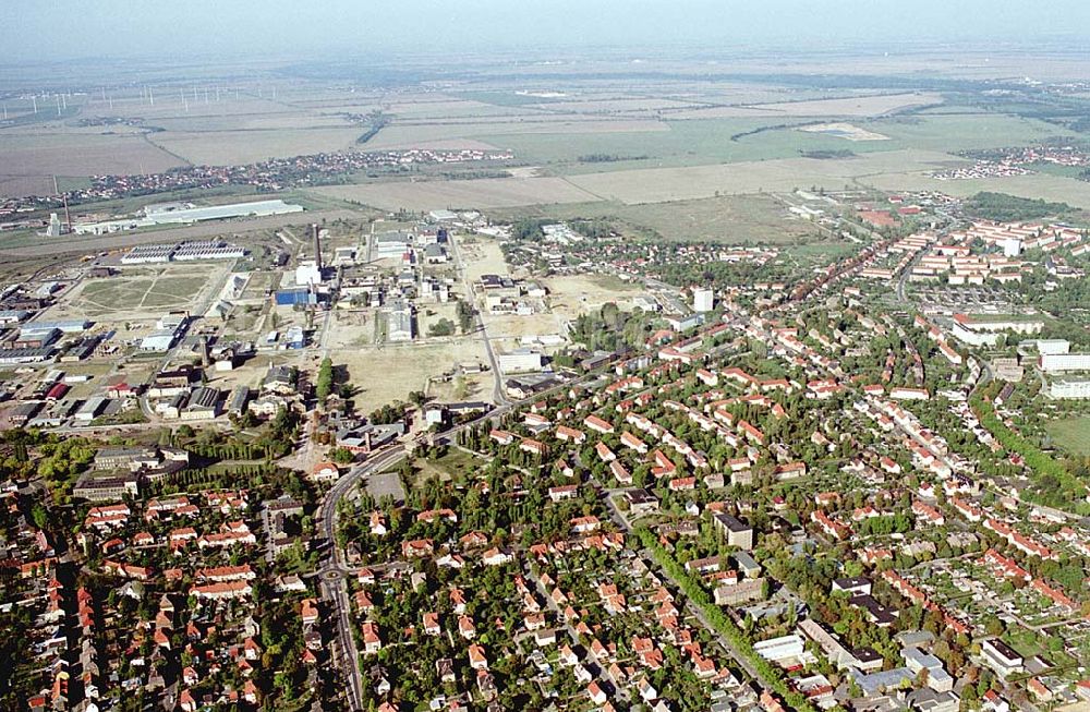 Bitterfeld/ Sachsen-Anhalt von oben - Bitterfeld/ Sachsen-Anhalt 21.09.2003 Stadtzentrum Bitterfeld mit Blick auf das Industriegebiet