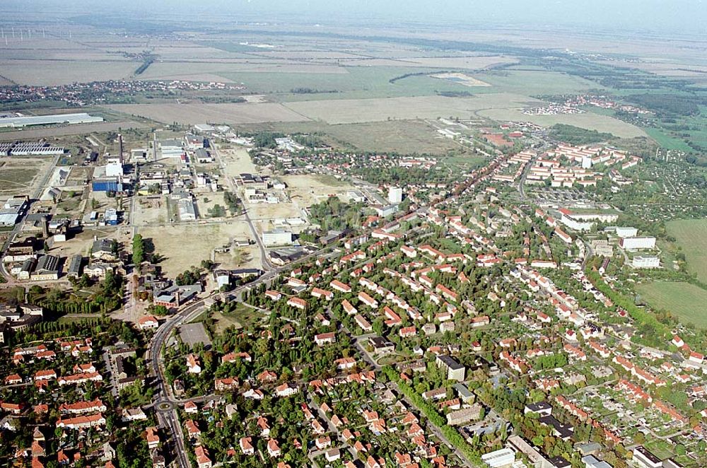 Bitterfeld/ Sachsen-Anhalt aus der Vogelperspektive: Bitterfeld/ Sachsen-Anhalt 21.09.2003 Stadtzentrum Bitterfeld mit Blick auf das Industriegebiet