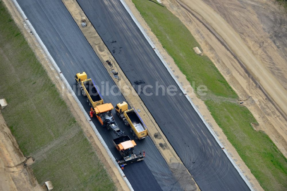 Ludwigslust aus der Vogelperspektive: Bitumen - Fahrbelagproduktion an der Baustelle an der Verkehrsführung am Autobahnkreuz der BAB A14 an der Abfahrt in Ludwigslust im Bundesland Mecklenburg-Vorpommern