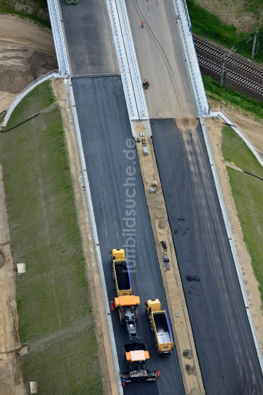 Luftbild Ludwigslust - Bitumen - Fahrbelagproduktion an der Baustelle an der Verkehrsführung am Autobahnkreuz der BAB A14 an der Abfahrt in Ludwigslust im Bundesland Mecklenburg-Vorpommern