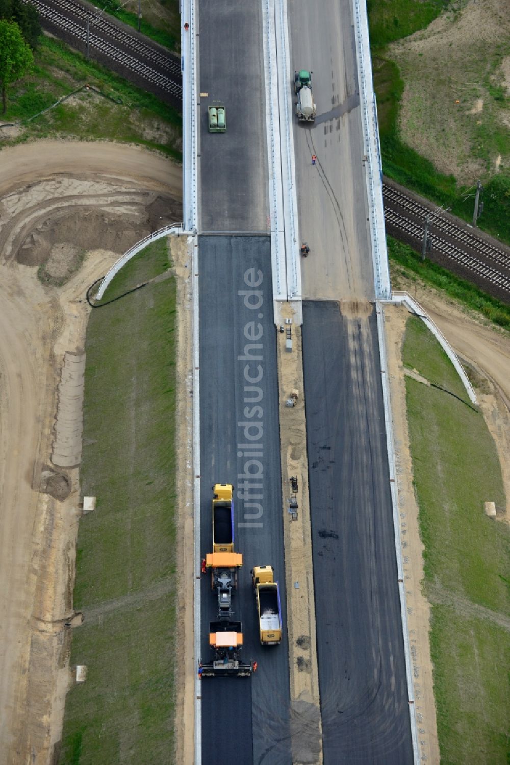 Luftaufnahme Ludwigslust - Bitumen - Fahrbelagproduktion an der Baustelle an der Verkehrsführung am Autobahnkreuz der BAB A14 an der Abfahrt in Ludwigslust im Bundesland Mecklenburg-Vorpommern