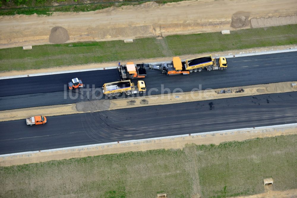 Ludwigslust von oben - Bitumen - Fahrbelagproduktion an der Baustelle an der Verkehrsführung am Autobahnkreuz der BAB A14 an der Abfahrt in Ludwigslust im Bundesland Mecklenburg-Vorpommern