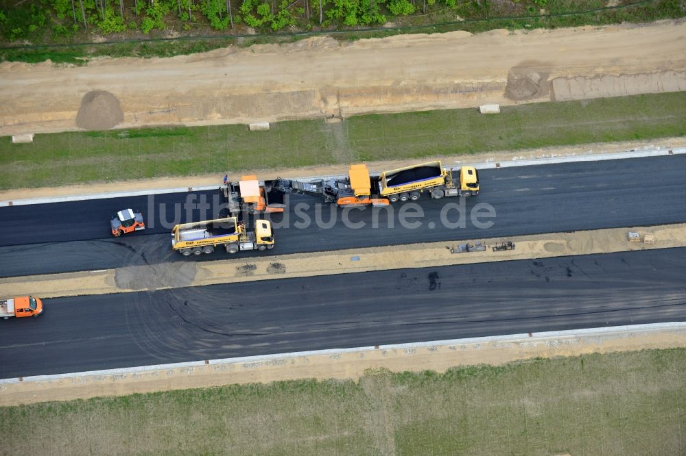 Ludwigslust aus der Vogelperspektive: Bitumen - Fahrbelagproduktion an der Baustelle an der Verkehrsführung am Autobahnkreuz der BAB A14 an der Abfahrt in Ludwigslust im Bundesland Mecklenburg-Vorpommern