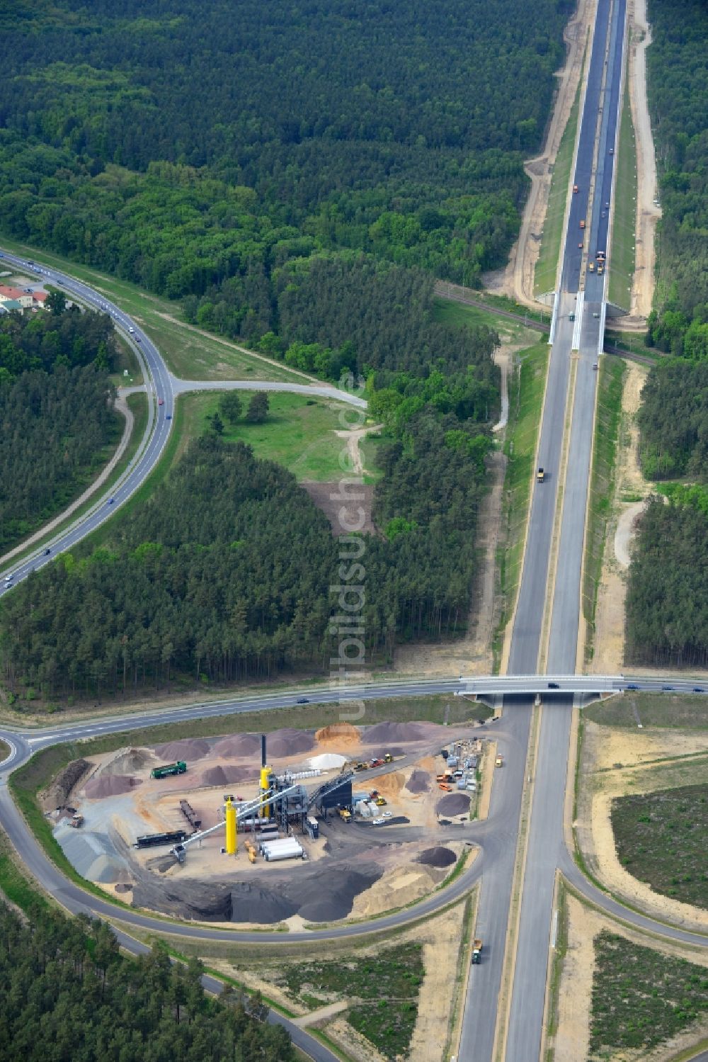 Luftbild Ludwigslust - Bitumen - Mischwerk zur Fahrbelagproduktion an der Baustelle an der Verkehrsführung am Autobahnkreuz der BAB A14 an der Abfahrt in Ludwigslust im Bundesland Mecklenburg-Vorpommern