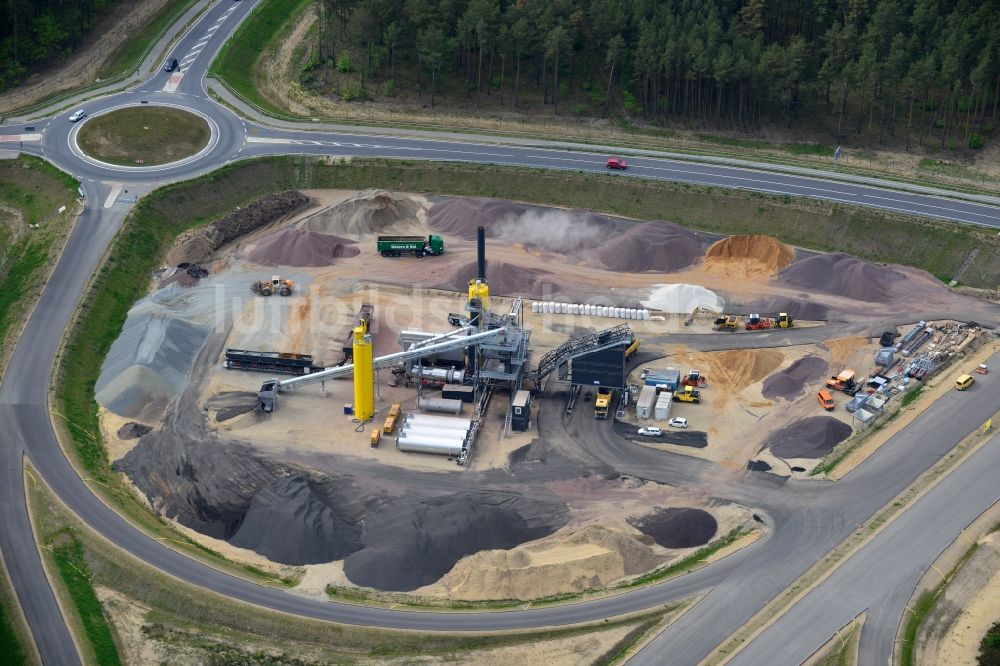 Luftaufnahme Ludwigslust - Bitumen - Mischwerk zur Fahrbelagproduktion an der Baustelle an der Verkehrsführung am Autobahnkreuz der BAB A14 an der Abfahrt in Ludwigslust im Bundesland Mecklenburg-Vorpommern