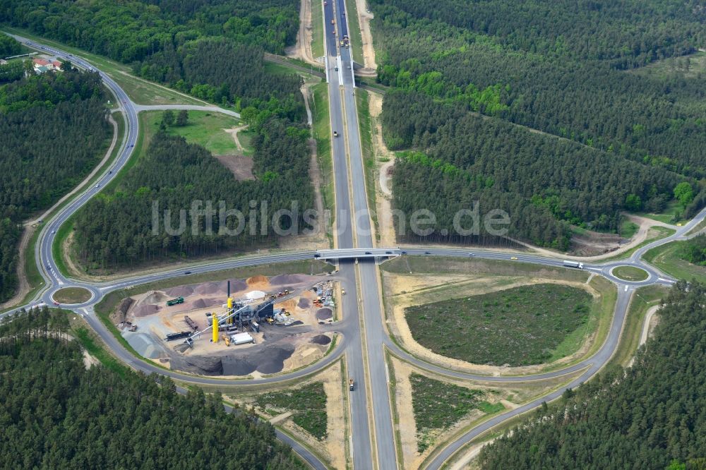 Luftbild Ludwigslust - Bitumen - Mischwerk zur Fahrbelagproduktion an der Baustelle an der Verkehrsführung am Autobahnkreuz der BAB A14 an der Abfahrt in Ludwigslust im Bundesland Mecklenburg-Vorpommern