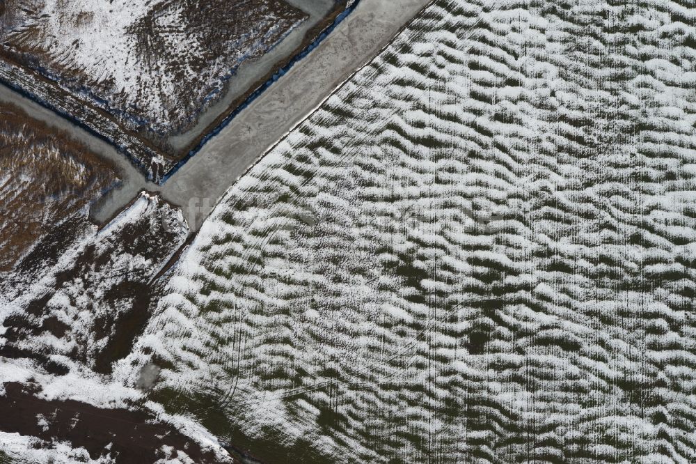 Luftbild Bittstädt - Bizarre winterlich schneebedeckte Feldstrukturen bei Bittstädt im Bundesland Thüringen