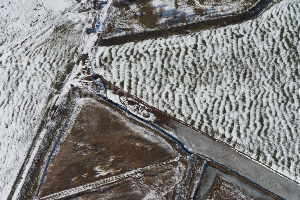 Bittstädt aus der Vogelperspektive: Bizarre winterlich schneebedeckte Feldstrukturen bei Bittstädt im Bundesland Thüringen