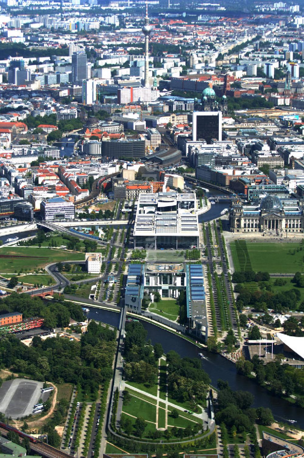 Luftaufnahme Berlin - BKA Bundeskanzleramt im Regierungsviertel am Tiergarten