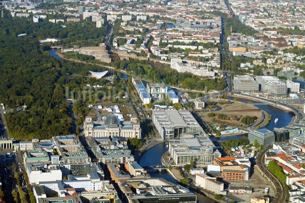 Berlin von oben - BKA Bundeskanzleramt im Regierungsviertel am Ufer der Spree am Spreebogen in Berlin Tiergarten