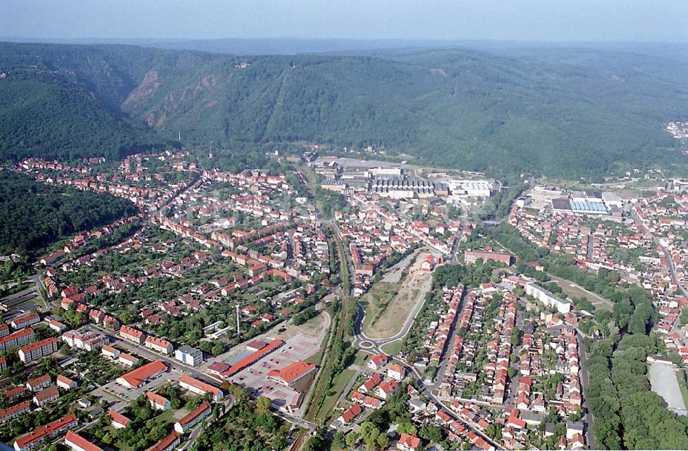 Blankenburg / Sachsen-Anhalt aus der Vogelperspektive: Blankenburg / Sachsen-Anhalt Stadtansicht von Blankenburg im Harz / Sachsen-Anhalt mit Blick auf die Seilbahn zur Roßtrappe (im Hintergrund)