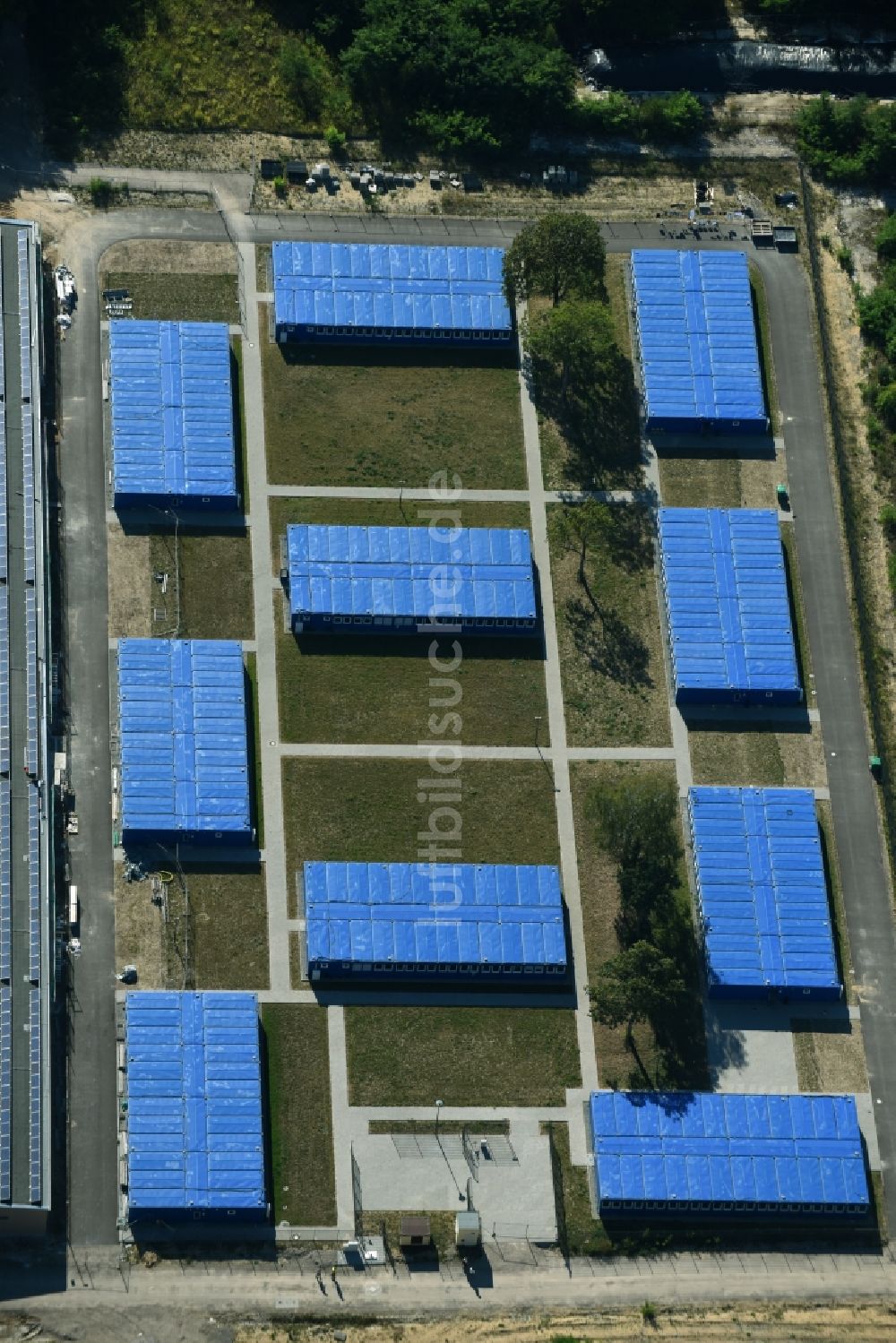 Luftbild Zossen - Blau farbige Flüchtlingsheim- und Asylunterkunfts- Container- Siedlung als Behelfsunterkunft an der Moscheestraße in Zossen im Bundesland Brandenburg