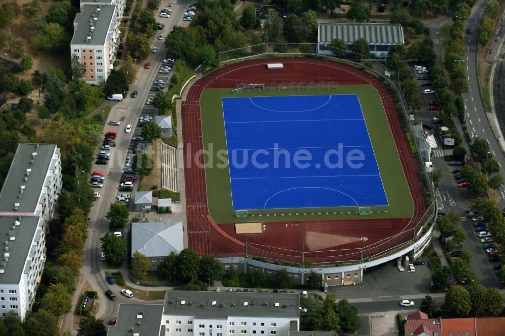 Erfurt von oben - Blau- farbiger Hockeyplatz- Sportanlage - Sportplatz Kaufland Stielerstraße in Erfurt im Bundesland Thüringen