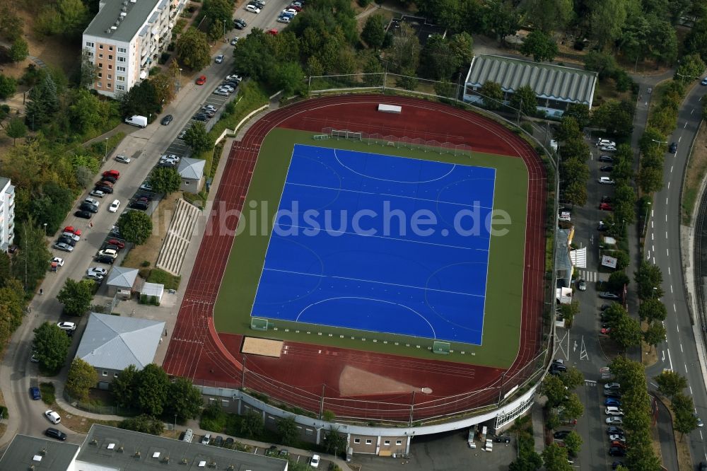 Luftbild Erfurt - Blau- farbiger Hockeyplatz- Sportanlage - Sportplatz Kaufland Stielerstraße in Erfurt im Bundesland Thüringen