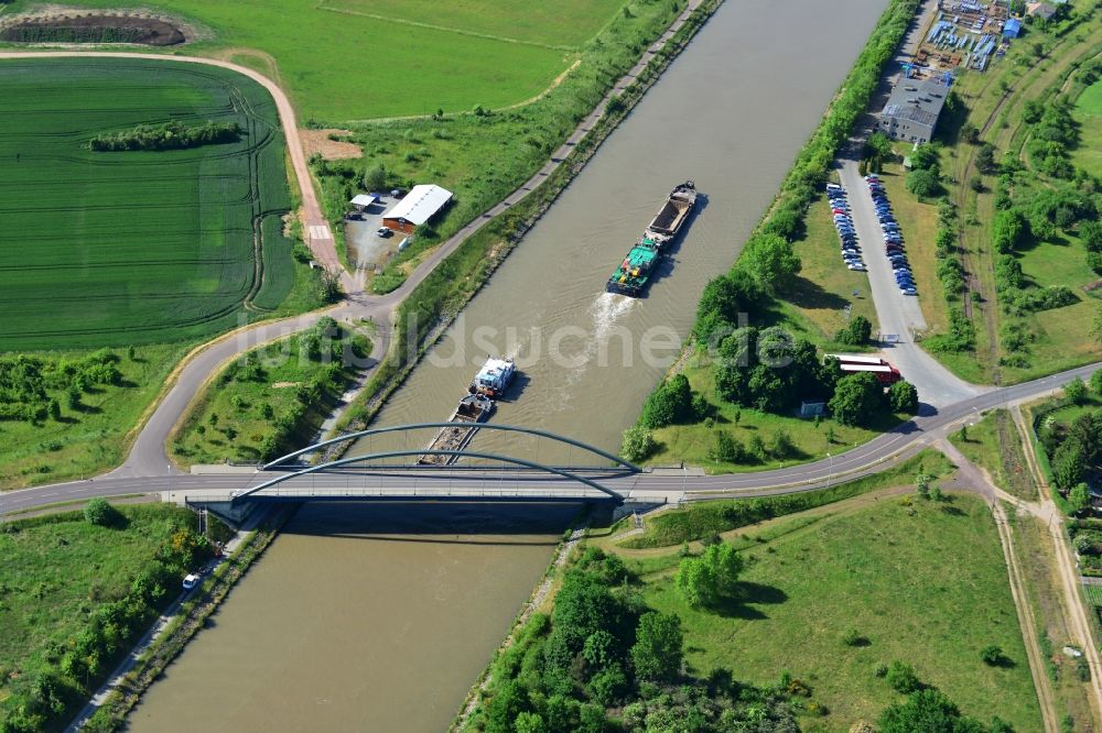 Elbe-Parey aus der Vogelperspektive: Blaue Bogenbrücke über dem Elbe-Havel-Kanal in Elbe-Parey im Bundesland Sachsen-Anhalt