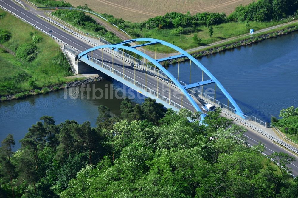 Burg (bei Magdeburg) von oben - Blaue Bogenbrücke über dem Elbe-Havel-Kanal im Norden von Burg (bei Magdeburg) im Bundesland Sachsen-Anhalt