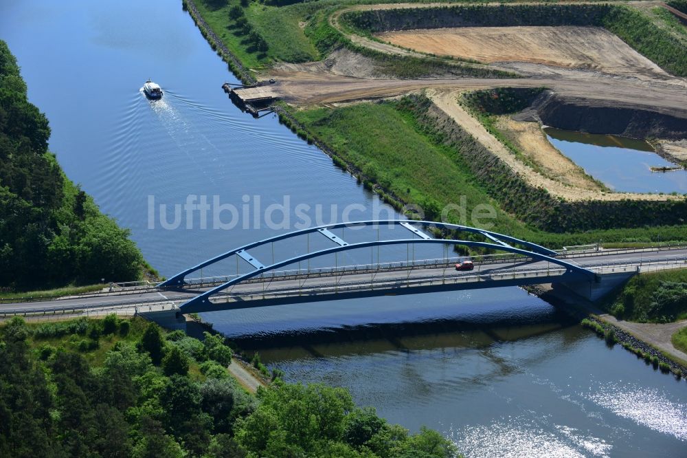 Luftbild Burg (bei Magdeburg) - Blaue Bogenbrücke über dem Elbe-Havel-Kanal im Norden von Burg (bei Magdeburg) im Bundesland Sachsen-Anhalt